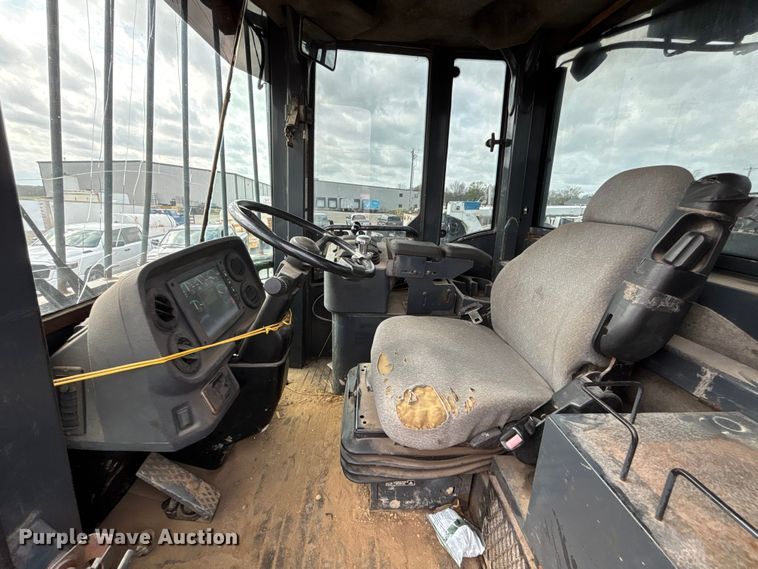 image for item FH7056 2006 John Deere 644J wheel loader