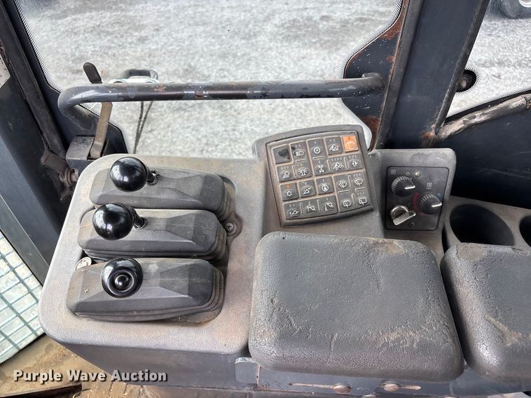 image for item FH7056 2006 John Deere 644J wheel loader