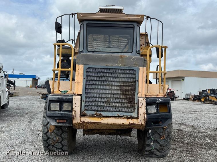 image for item FH7057 2000 John Deere 250C articulated haul truck