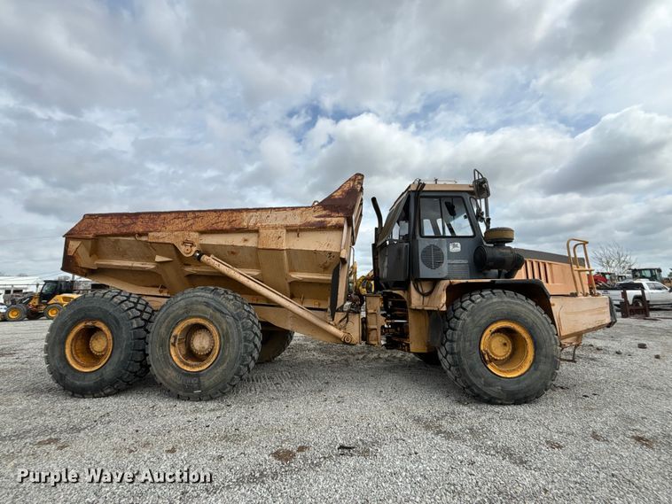 image for item FH7057 2000 John Deere 250C articulated haul truck