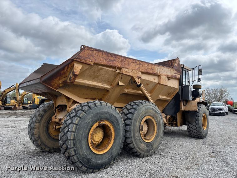image for item FH7057 2000 John Deere 250C articulated haul truck