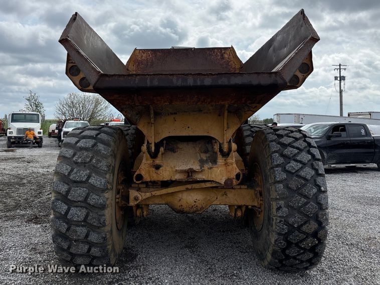 image for item FH7057 2000 John Deere 250C articulated haul truck