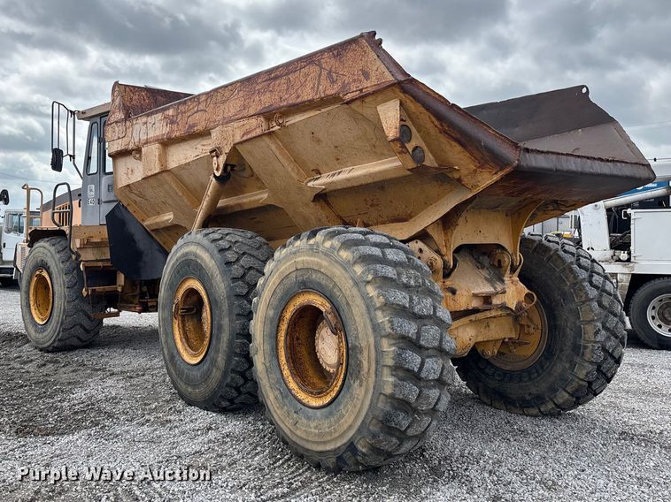 image for item FH7057 2000 John Deere 250C articulated haul truck