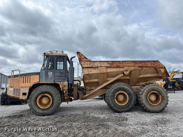 image for item FH7057 2000 John Deere 250C articulated haul truck