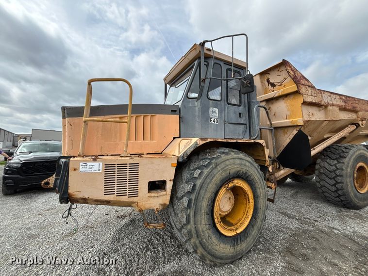 image for item FH7057 2000 John Deere 250C articulated haul truck
