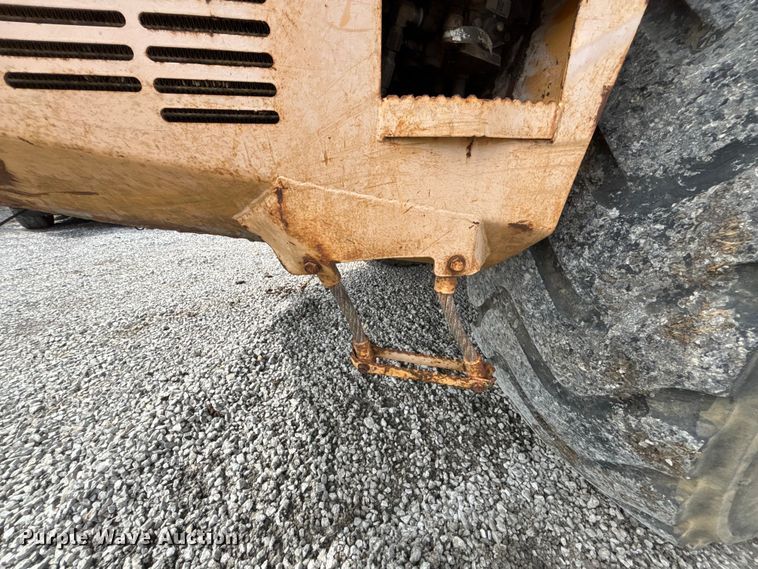 image for item FH7057 2000 John Deere 250C articulated haul truck