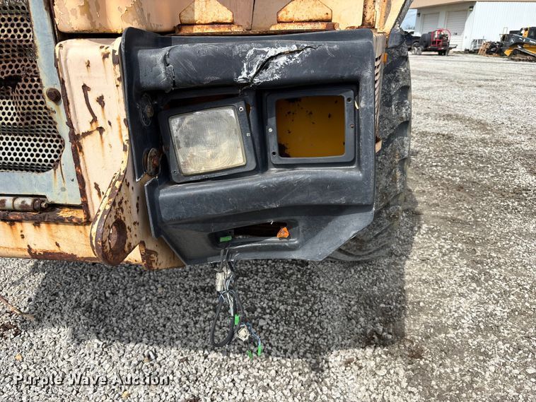 image for item FH7057 2000 John Deere 250C articulated haul truck