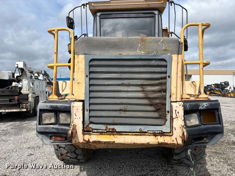 image for item FH7057 2000 John Deere 250C articulated haul truck
