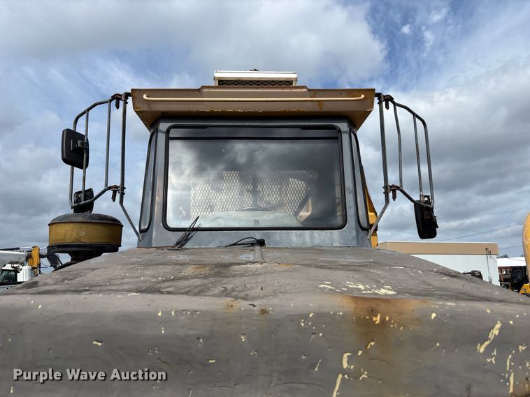 image for item FH7057 2000 John Deere 250C articulated haul truck