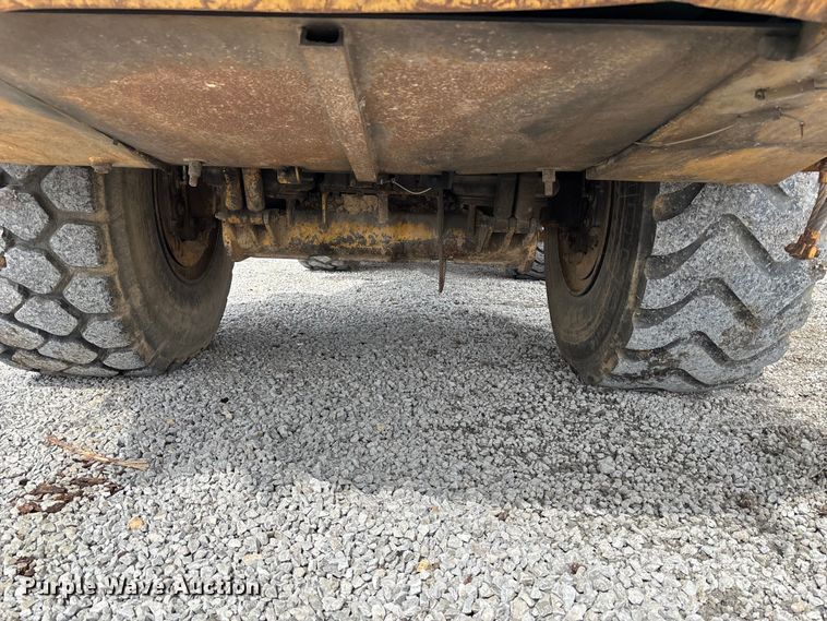 image for item FH7057 2000 John Deere 250C articulated haul truck