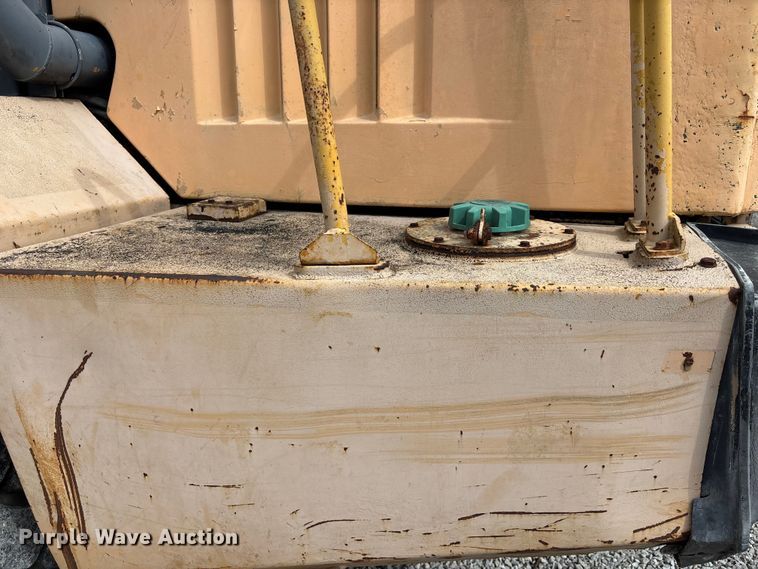 image for item FH7057 2000 John Deere 250C articulated haul truck