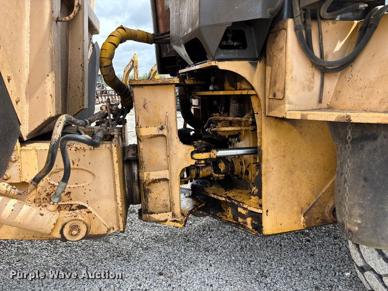 image for item FH7057 2000 John Deere 250C articulated haul truck