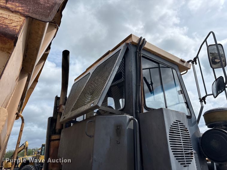 image for item FH7057 2000 John Deere 250C articulated haul truck