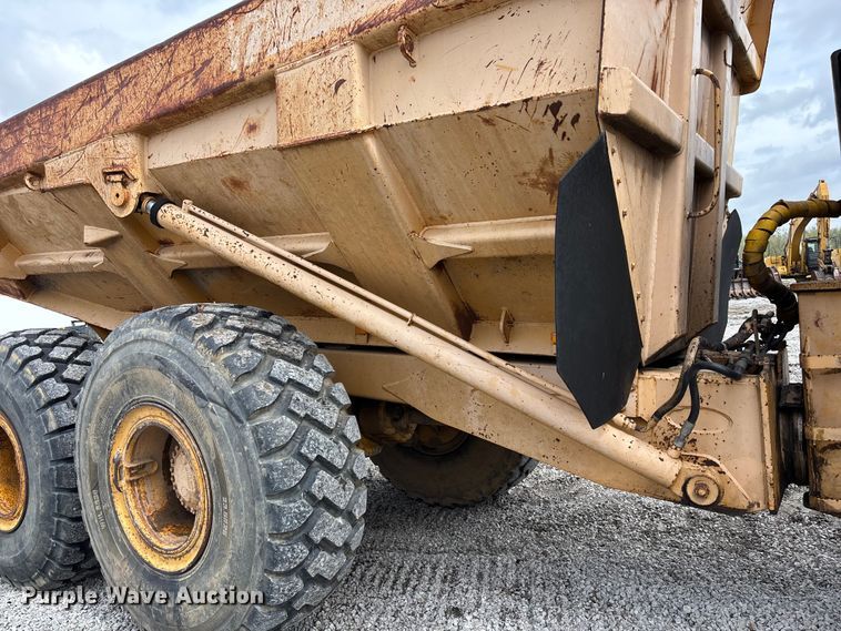 image for item FH7057 2000 John Deere 250C articulated haul truck