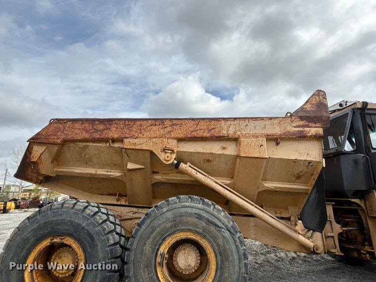 image for item FH7057 2000 John Deere 250C articulated haul truck