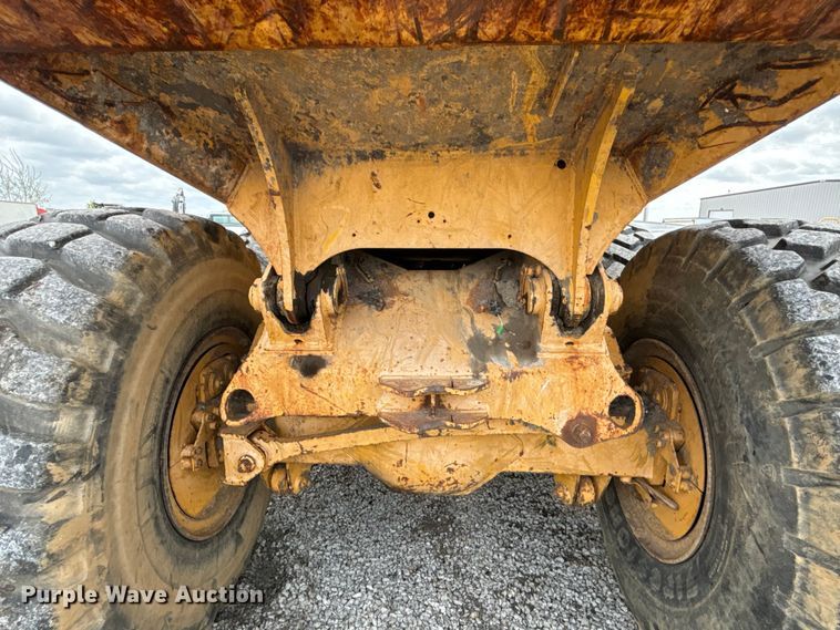 image for item FH7057 2000 John Deere 250C articulated haul truck