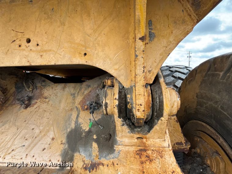 image for item FH7057 2000 John Deere 250C articulated haul truck