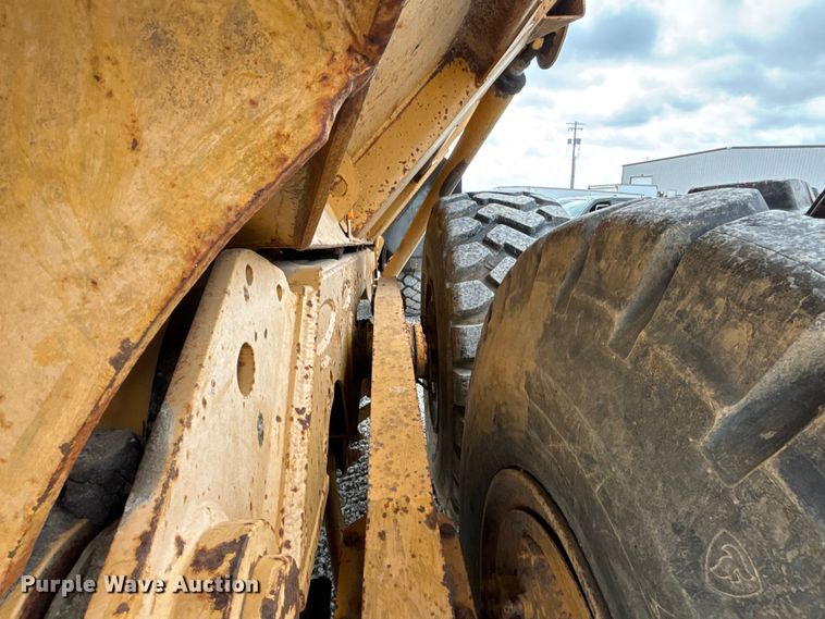 image for item FH7057 2000 John Deere 250C articulated haul truck