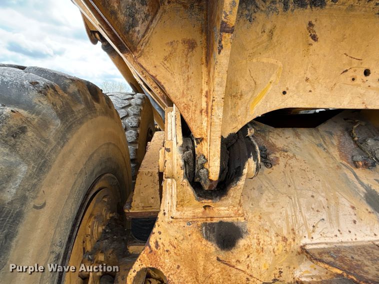 image for item FH7057 2000 John Deere 250C articulated haul truck