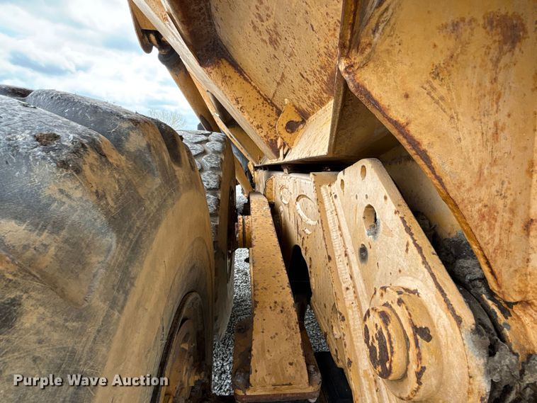 image for item FH7057 2000 John Deere 250C articulated haul truck