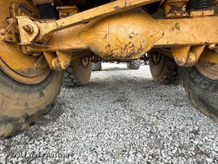 image for item FH7057 2000 John Deere 250C articulated haul truck