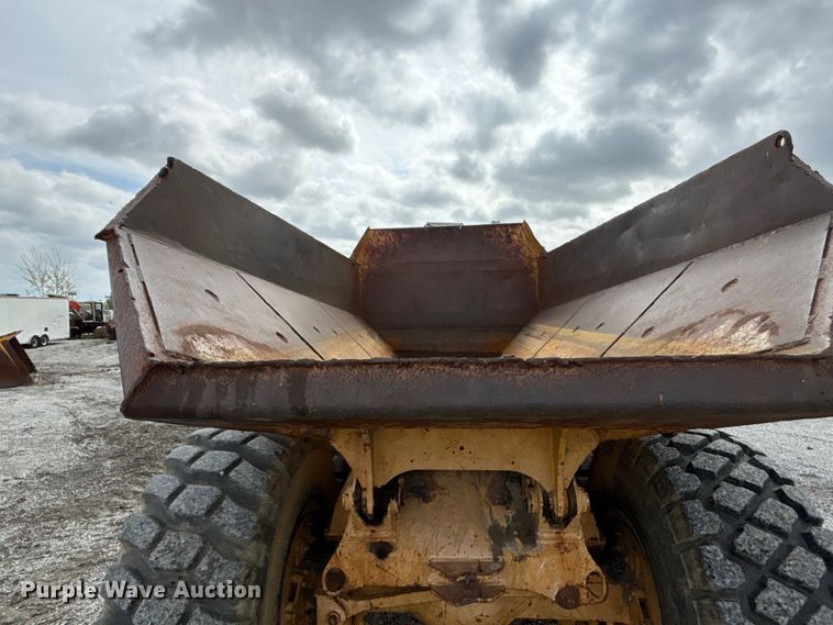 image for item FH7057 2000 John Deere 250C articulated haul truck