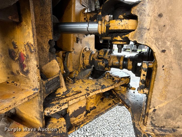 image for item FH7057 2000 John Deere 250C articulated haul truck