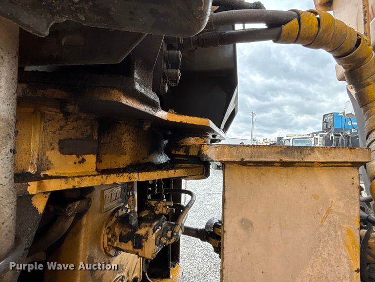 image for item FH7057 2000 John Deere 250C articulated haul truck