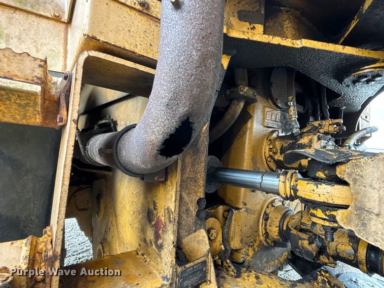 image for item FH7057 2000 John Deere 250C articulated haul truck