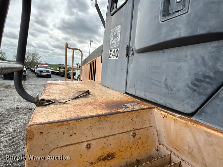 image for item FH7057 2000 John Deere 250C articulated haul truck