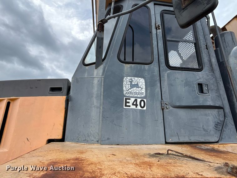 image for item FH7057 2000 John Deere 250C articulated haul truck