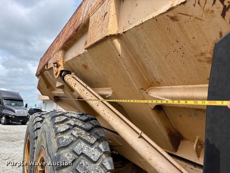 image for item FH7057 2000 John Deere 250C articulated haul truck