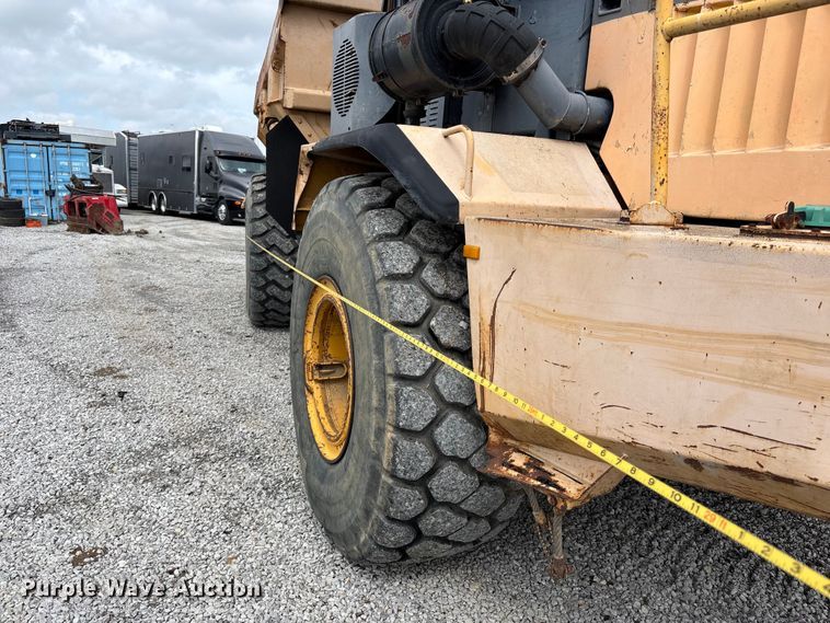 image for item FH7057 2000 John Deere 250C articulated haul truck