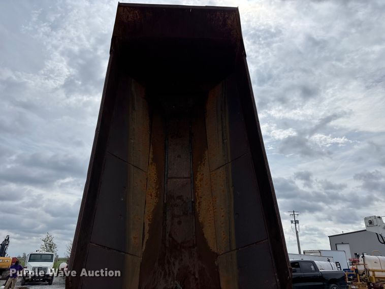 image for item FH7057 2000 John Deere 250C articulated haul truck