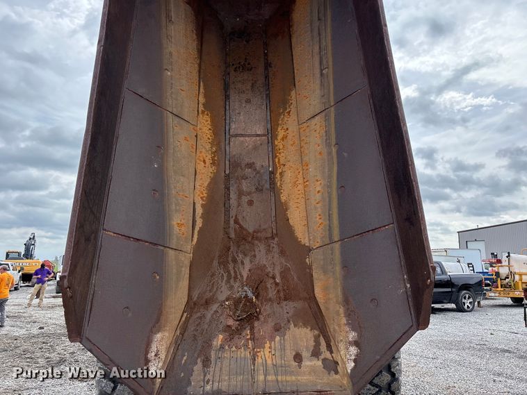 image for item FH7057 2000 John Deere 250C articulated haul truck