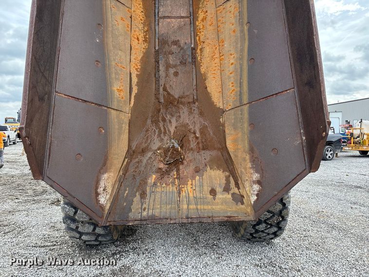 image for item FH7057 2000 John Deere 250C articulated haul truck