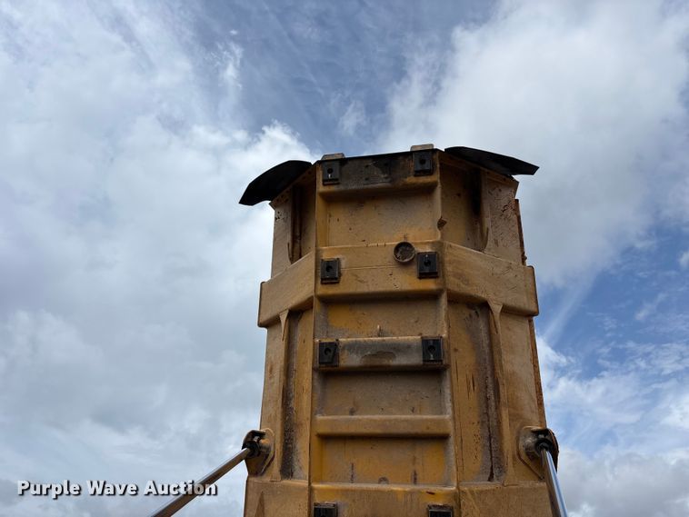 image for item FH7057 2000 John Deere 250C articulated haul truck