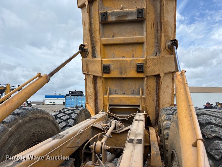 image for item FH7057 2000 John Deere 250C articulated haul truck
