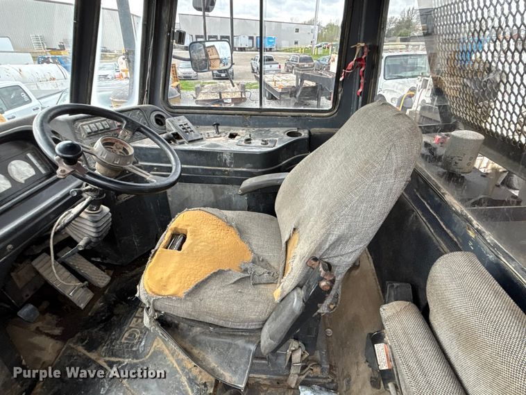 image for item FH7057 2000 John Deere 250C articulated haul truck