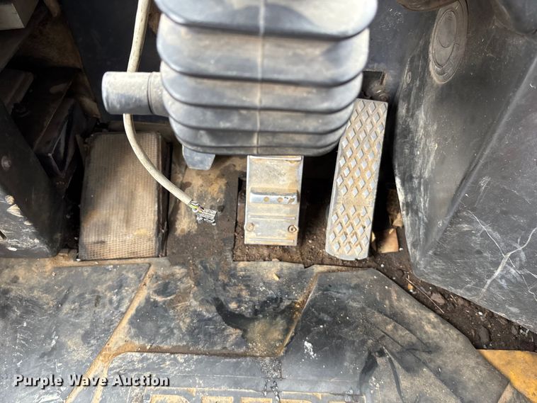 image for item FH7057 2000 John Deere 250C articulated haul truck