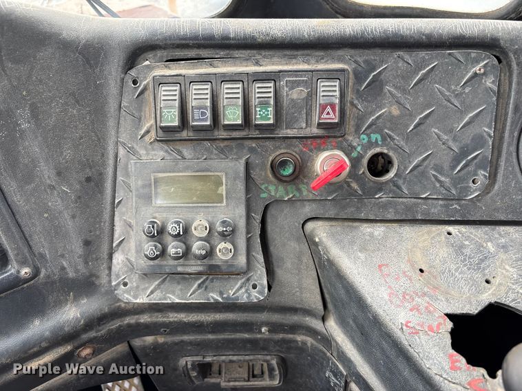 image for item FH7057 2000 John Deere 250C articulated haul truck