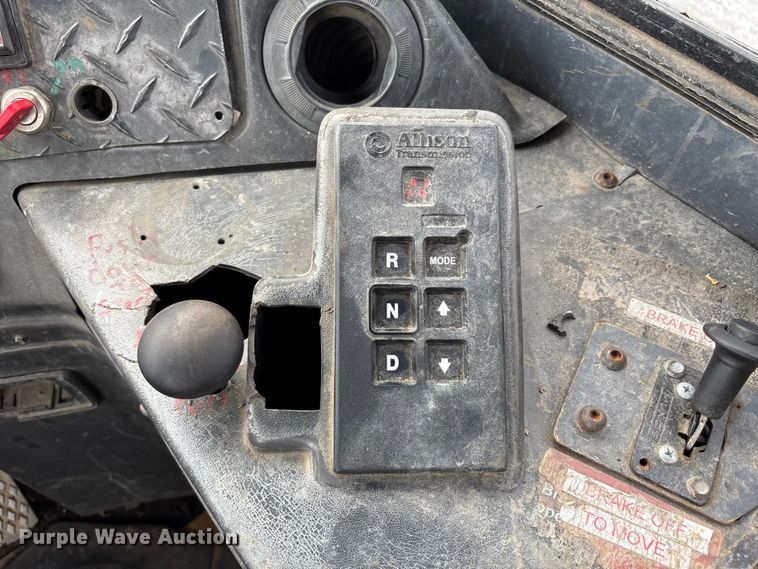 image for item FH7057 2000 John Deere 250C articulated haul truck