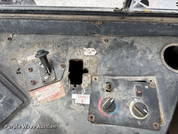 image for item FH7057 2000 John Deere 250C articulated haul truck