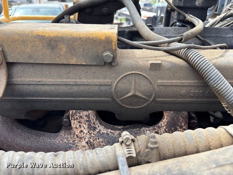 image for item FH7057 2000 John Deere 250C articulated haul truck