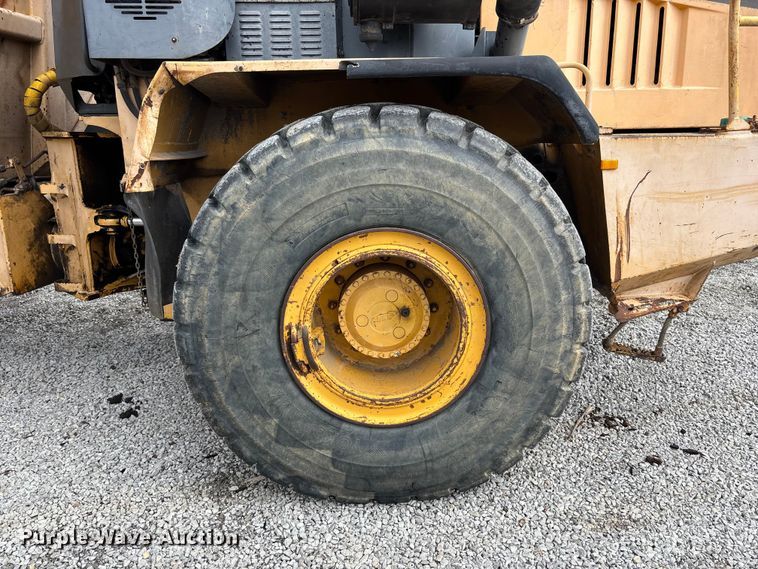 image for item FH7057 2000 John Deere 250C articulated haul truck