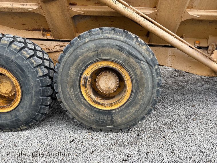 image for item FH7057 2000 John Deere 250C articulated haul truck