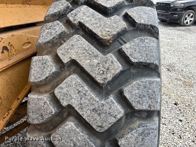 image for item FH7057 2000 John Deere 250C articulated haul truck