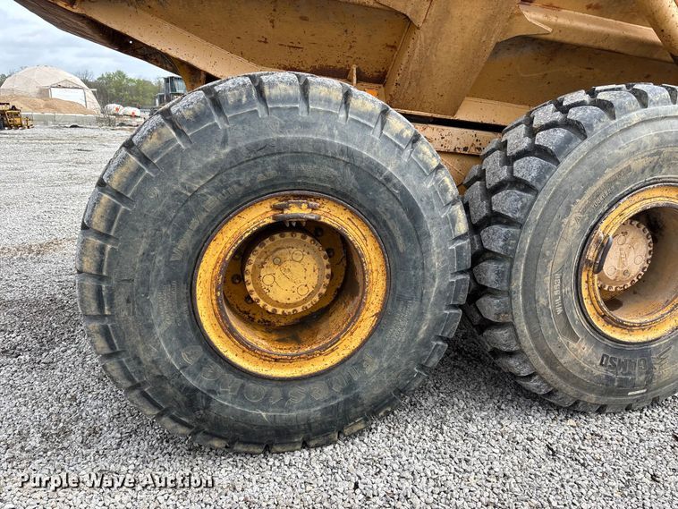 image for item FH7057 2000 John Deere 250C articulated haul truck