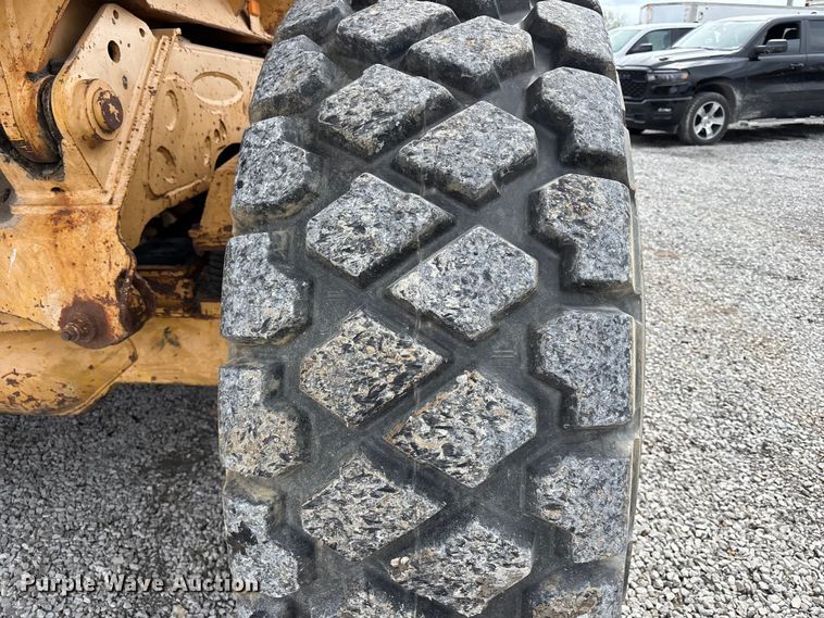 image for item FH7057 2000 John Deere 250C articulated haul truck