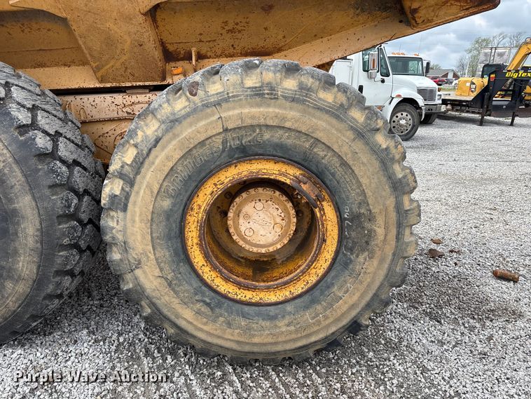 image for item FH7057 2000 John Deere 250C articulated haul truck